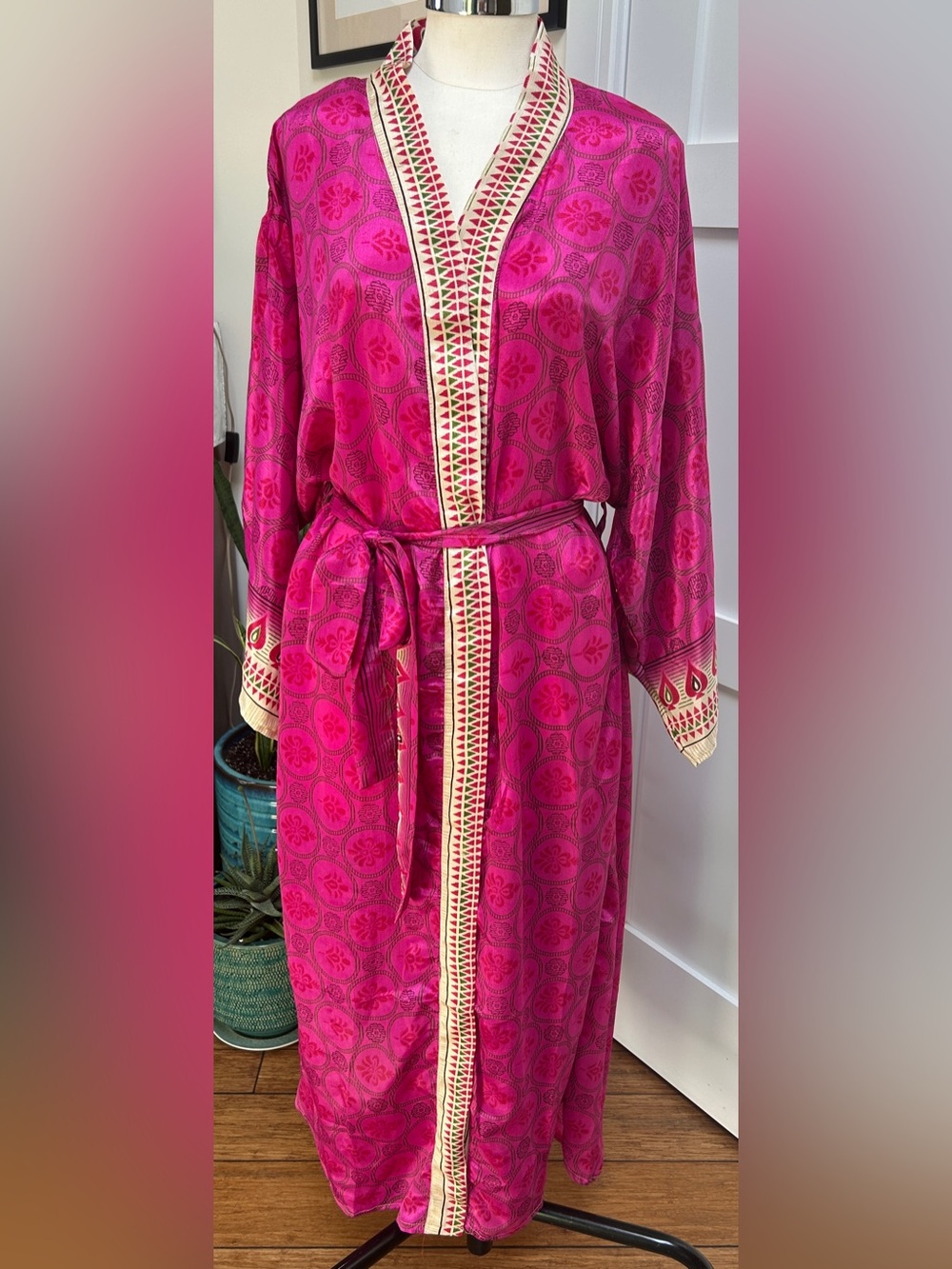💯 % silk robe /kimono with belt tie NWOT